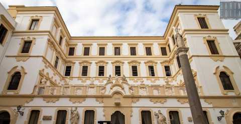 Un'enorme dimora che sfugge agli occhi dei baresi: è il secolare Palazzo Arcivescovile